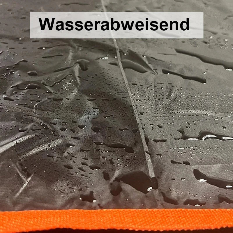 Wasser perlt auf der wasserabweisenden Oberfläche ab