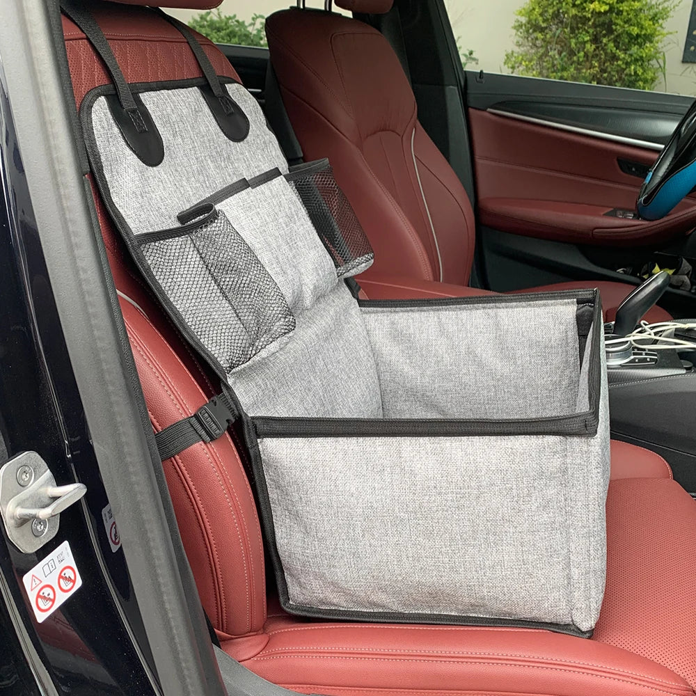 Hunde-Autositz auf dem Autositz befestigt