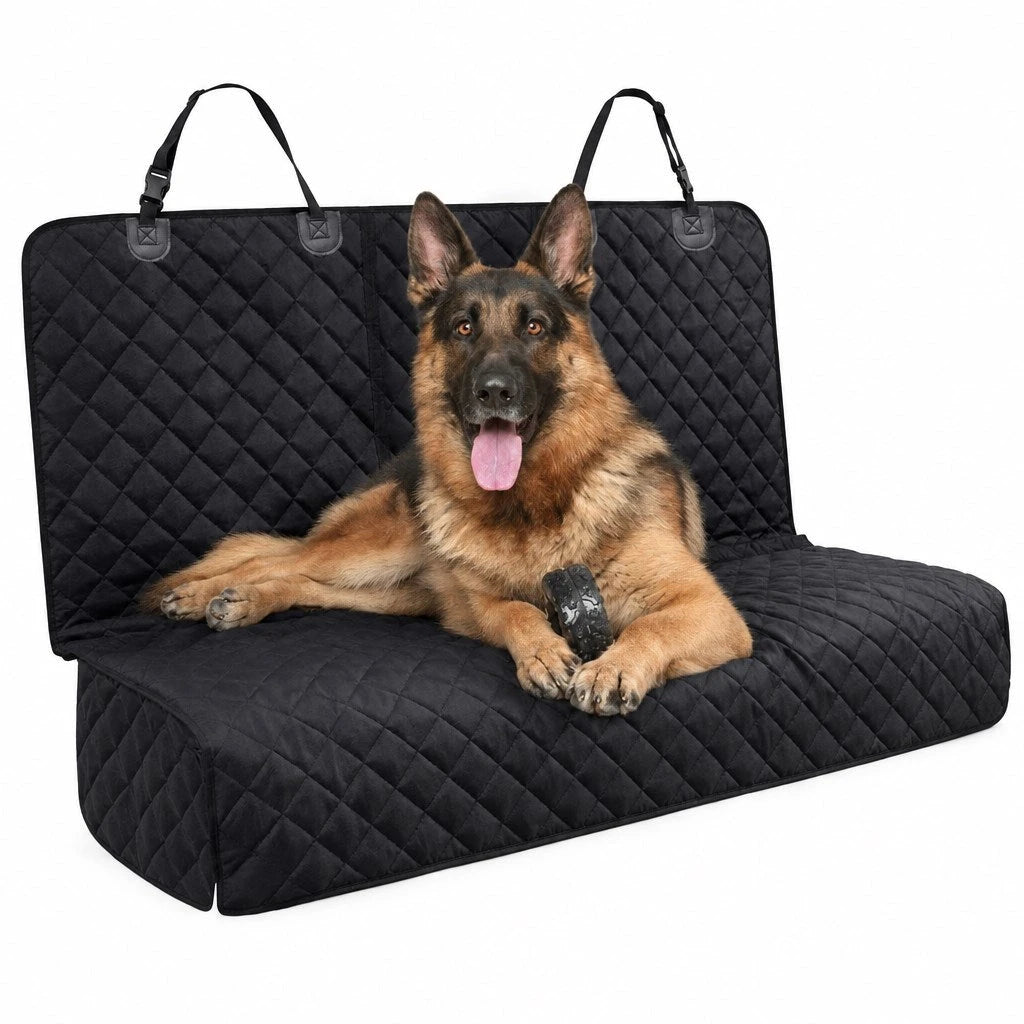 Großer Hund auf der Rücksitz-Schondecke